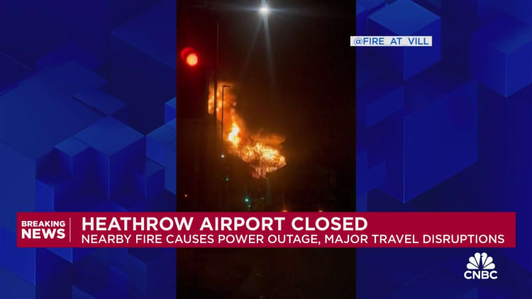 Londen se Heathrow -lughawe sluit af na 'katastrofiese' brand in die omgewing, wat die reis chaos gevra het