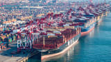 Vrag en houers by die Qingdao -hawe in die Shandong -provinsie, Oos -China, op 4 Desember 2024.