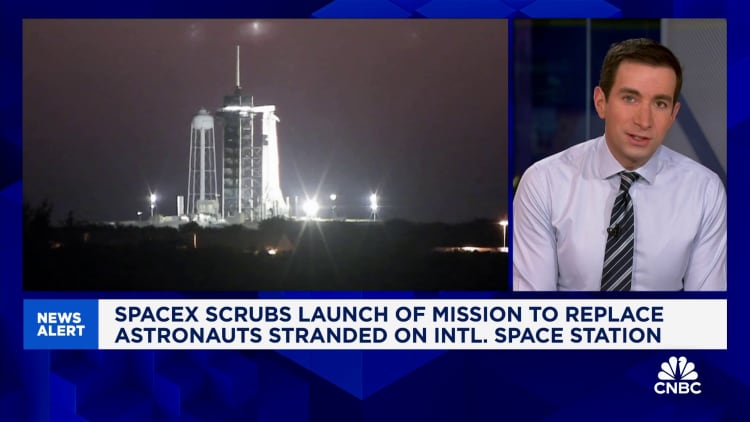 SpaceX Scrub begin missie om ruimtevaarders wat by die Internasionale Ruimtestasie gestrand is, te vervang