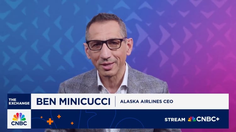 Alaska Airlines se uitvoerende hoof oor reisvraag, handelsspanningsimpak en inkomste