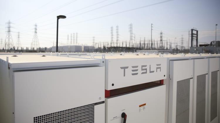 Binne Tesla se Megapack -stelsel, wat energie vir nut opberg