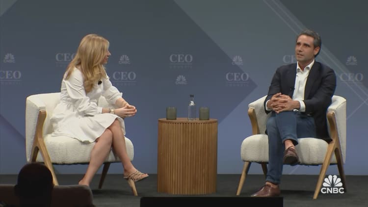 Carvana se uitvoerende hoof oor hoe om aan die gang te kom met “motorvaartmasjiene”