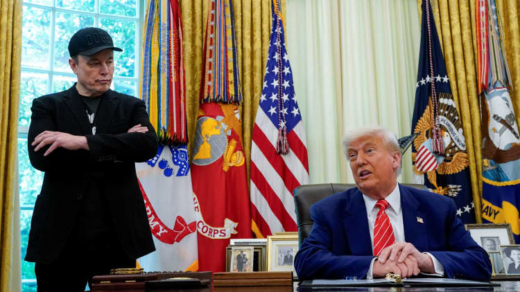 Trump se reuse -belasting- en bestedingsrekening staan voor die terugslag van die fiskale valke terug