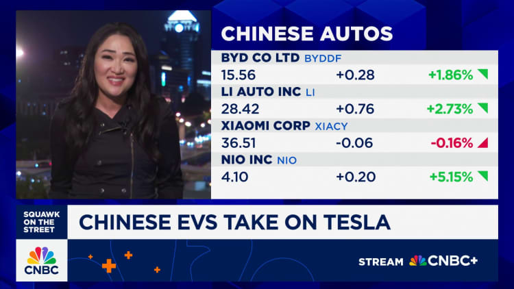 Hoe om elektriese voertuie in China met Tesla te doen