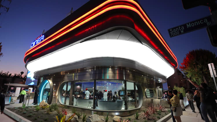 Ons is na Tesla se nuwe restaurant in Los Angeles - dit is dit