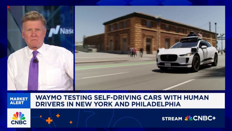 Waymo begin om selfbestuurende motors met menslike bestuurders in New York en Philadelphia te toets