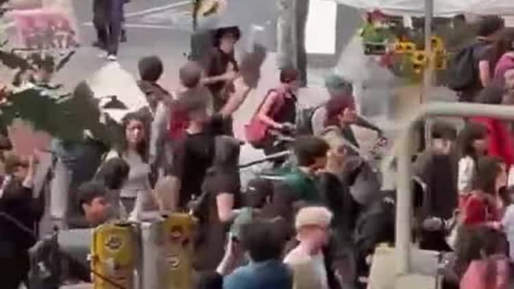 Betogers van die Overtoerisme marsjeer in Mexiko -stad en vra ryk mense om 'uit te kom'