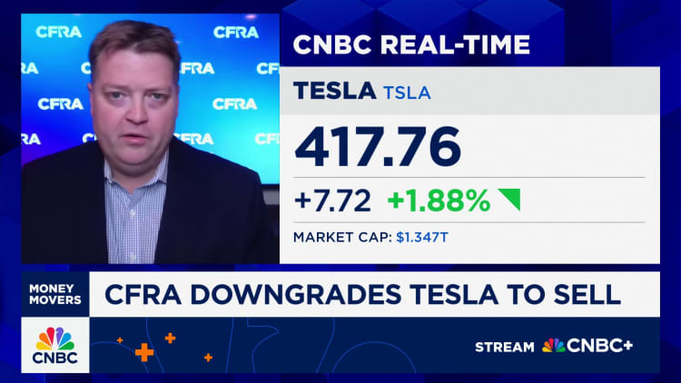 CFRA het Tesla te koop afgegradeer. Ontleder Garrett Nelson breek agter die telefoon