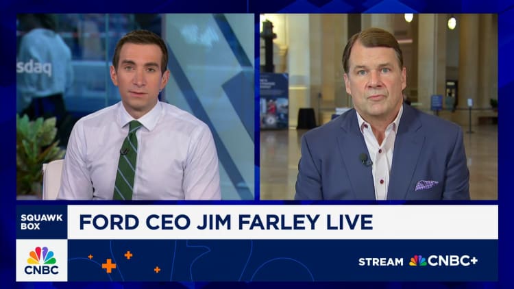 Jim Farley, uitvoerende hoof van Ford, raak tariewe aan: $ 2 miljard se windwind, 