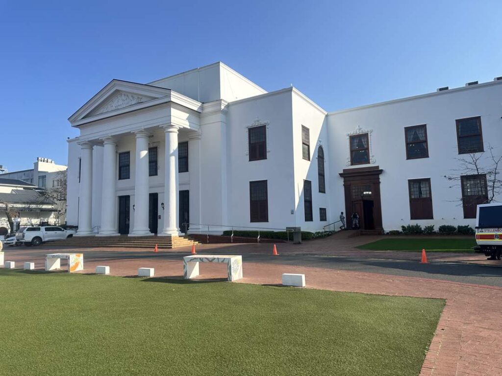 Nuus24 | Stellenbosch HR Boss bedank uit die waarnemende pos, Dodges Council Savort