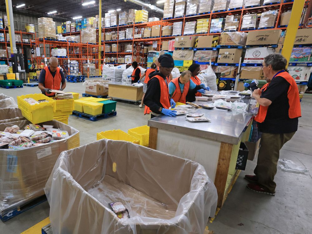 Vrywilligers werk op 26 Augustus 2025 by die Calgary Food Bank.
