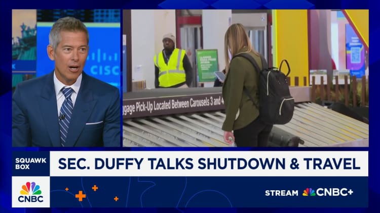 Vervoersekretaris: Lugverkeersbeheerders is 'gestres' te midde van die regering se stilstand