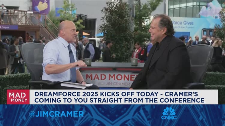 Marc Benioff, uitvoerende hoof van Salesforce, sit saam met Jim Cramer by Dreamforce 2025