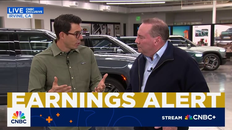 RJ Scaringe, uitvoerende hoof van Rivian, het gesê die maatskappy is daarop gefokus om ander bronne van seldsame aardmateriaal en magnete te vind.