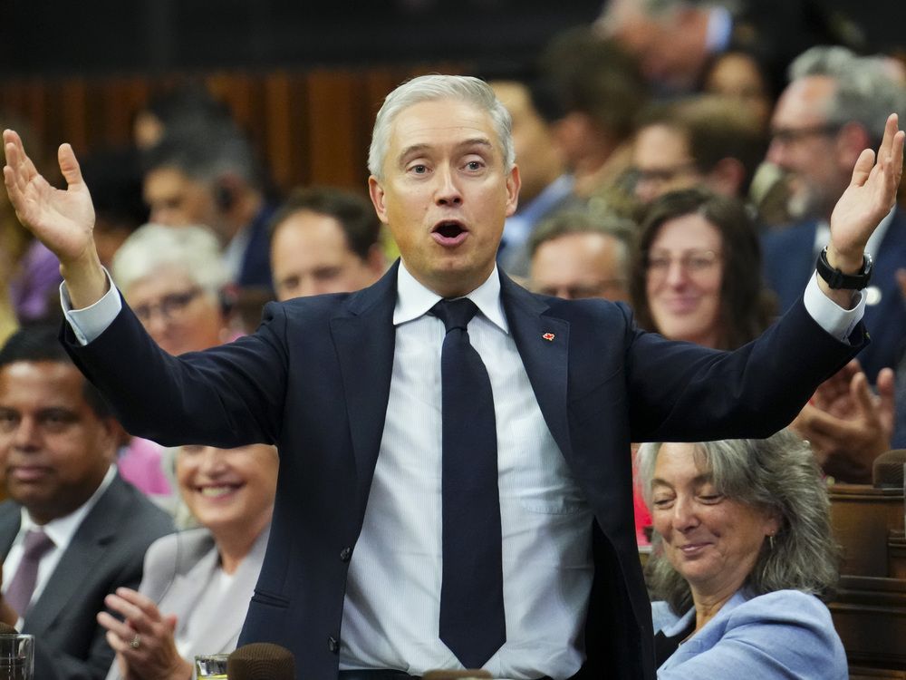 Francois-Philippe Champagne het dalk al in September probeer om 'n paar Pointer Sisters-opwinding in hierdie lêer te spuit, maar Kanadese weet beter as om choreografie met ware verandering te verwar. Francois-Philippe Champagne het dalk al in September probeer om 'n paar Pointer Sisters-opwinding in hierdie lêer te spuit, maar Kanadese weet beter as om choreografie met ware verandering te verwar.