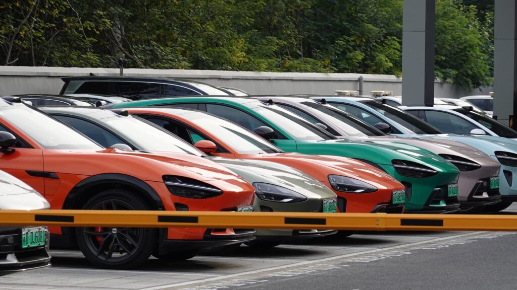 Wêreldwye uitbreiding versnel, Chinese elektriese voertuigvervaardigers staar oorlewingstoets in 2026 te staan