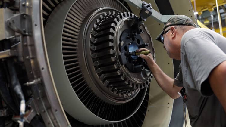 Waarom lugrederye soos American skarrel om enjins langer te laat hou