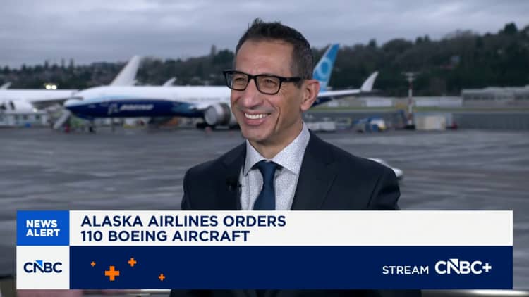 Ben Minicucci, uitvoerende hoof van Alaska Airlines, op 'n Boeing-bestelling van $17 miljard