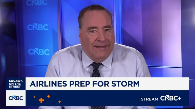 Lugrederye kanselleer honderde vlugte terwyl massiewe winterstorm oor die VSA vee