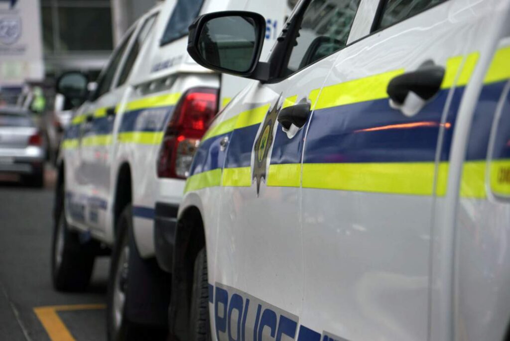 Die Oos-Kaapse polisie het gejag op ‘n gewapende man wat twee vroue geskiet het en een doodgeskiet het in ‘n e-posvoertuig