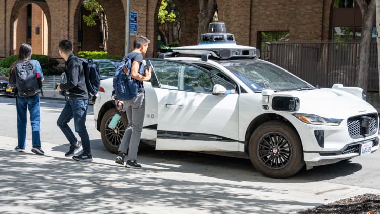 2025: Die jaar dat robotas hoofstroom word, en Waymo lei die pad