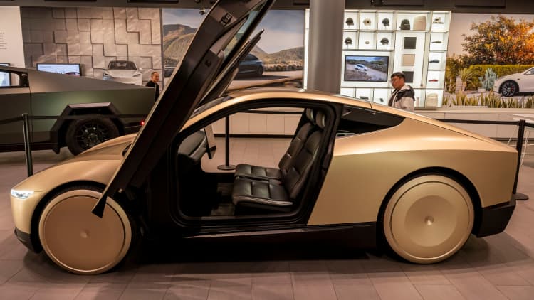 Waarom beleggers verdeeld is oor Tesla se verskuiwing na robotte en selfbesturende motors