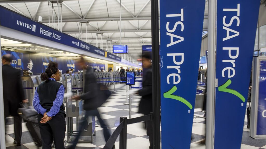 TSA PreCheck is oop by lughawens, sê die agentskap, ure nadat DHS die skorsing aangekondig het
