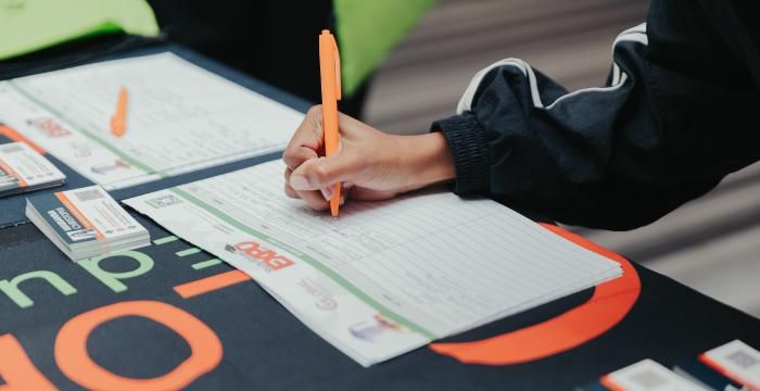 om leerders aan universiteite, korporatiewe ondernemings en befondsing te koppel