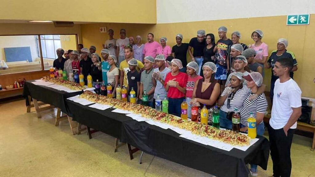 The Greatest Gatsby: Jeug van die Hanover Park-kerk maak mammoet 5,7 m-duikbootjies om die strate te voed