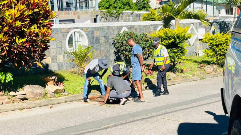 Die polisie het ‘n klopjag uitgevoer op ‘pluis’ huis in Durban, waar vermeende dwelmlaboratoriums en vuurwapens ontbloot word