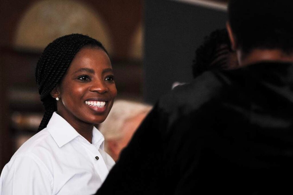 Openbare Beskermer onttrek haar in ondersoek na Parly-sekretaris oor ‘romantiese’ verhouding