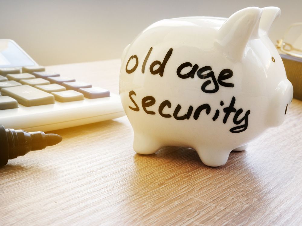 Oor twee jaar sê Mark sy ongeskiktheidsbetalings eindig en sy Kanada-pensioenplanbetalings word verminder, wat deur Ouderdomsekuriteit verreken moet word. Oor twee jaar sê Mark sy ongeskiktheidsbetalings eindig en sy Kanada-pensioenplanbetalings word verminder, wat deur Ouderdomsekuriteit verreken moet word.