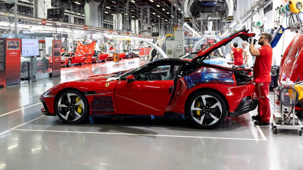 Waarom Ferrari steeds op sy elektriese motors wed ondanks Lamborghini se terugstoot