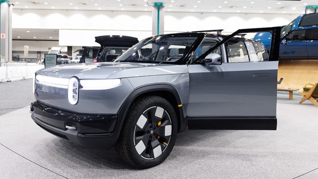 Uber en Rivian kondig die aankoop van $1,25 miljard van 50 000 robotakse aan