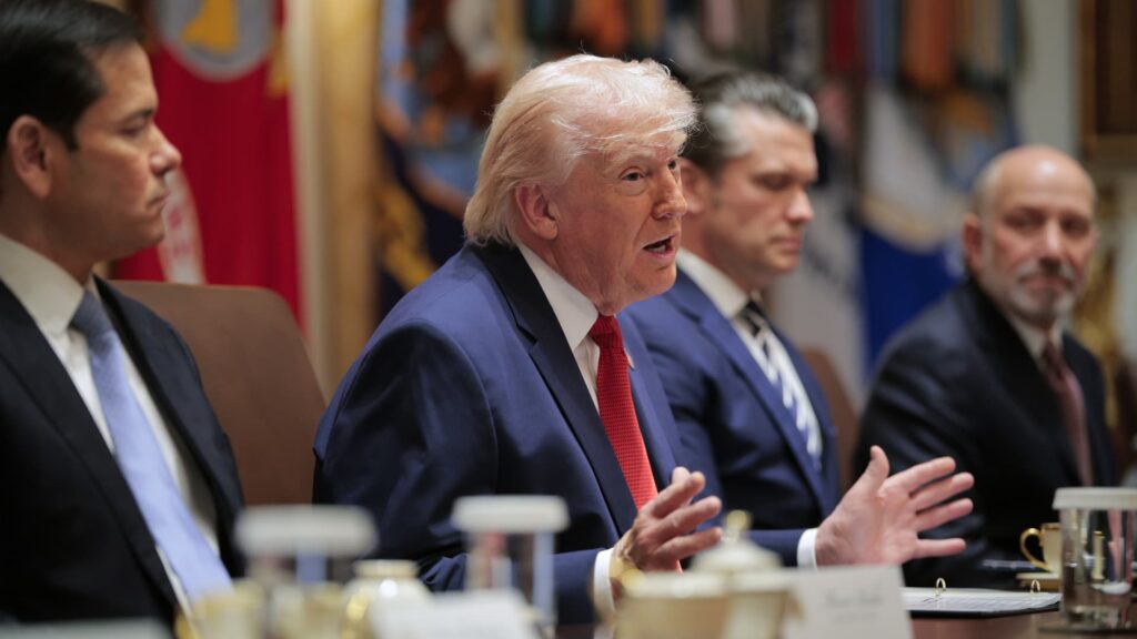 Trump sê hy sal ‘n uitvoerende bevel onderteken om TSA-agente ‘onmiddellik te betaal’