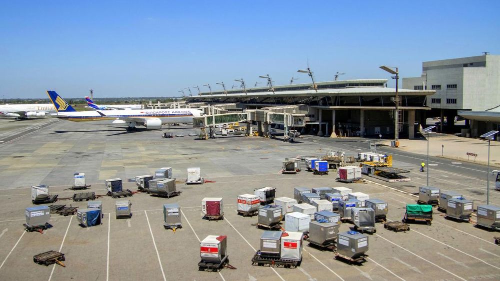 Vlugpryse swaai tot 170%, aangesien brandstofskok reisroetes ontwrig