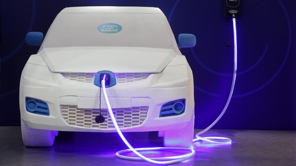 Die vraag na elektriese voertuie word versterk deur die oorlog in Iran namate lande wegbeweeg van olie