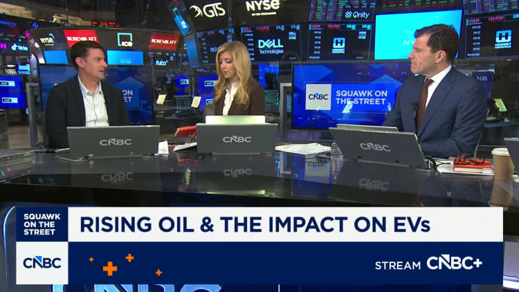 Jon McNeill van DVx Ventures sê hoe langer die Iran-oorlog duur, hoe meer dwingende elektriese voertuie sal word