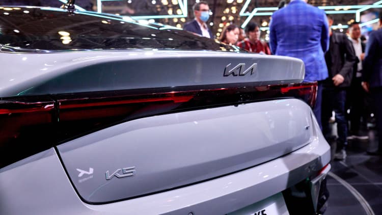 Motorvervaardigers sê 'bekostigbare' sedans lok kopers