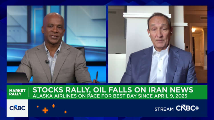 Voormalige uitvoerende hoof van United Airlines weeg in op United se potensiële samesmelting met American Airlines