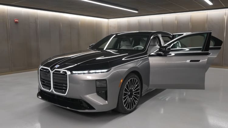 Soos teenstanders terugtrek, verdubbel BMW sy vlagskip-sedan