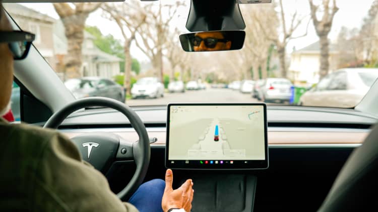 Die evolusie van Tesla se volledig outonome bestuur - 'n dekade van ontwikkeling, hype en kontroversie