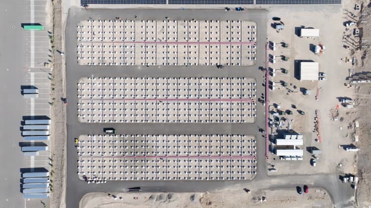 Hoe om weggegooide elektriese motorbatterye te gebruik om 'n kunsmatige intelligensie-datasentrum aan te dryf