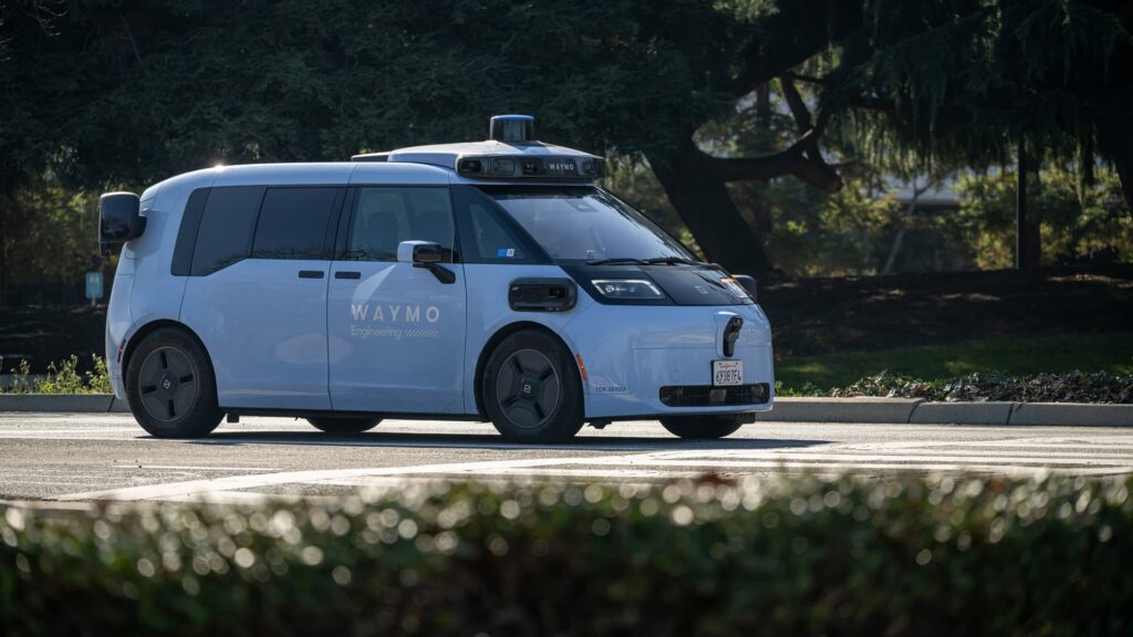 Waymo maak Ojai-robotas oop vir sommige passasiers, met die doel om vlootkoste te verminder