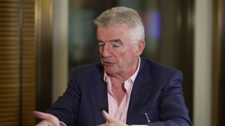 Ryanair se uitvoerende hoof waarsku teen Europese lugrederye se mislukkings as vliegtuigbrandstofprys hoog bly