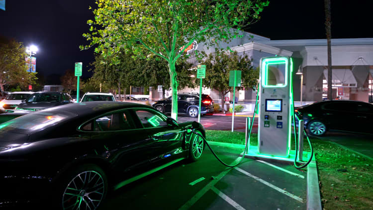 Inruildata wys meer mense ruil petrol vir elektriese voertuie, maar daar is nuanses