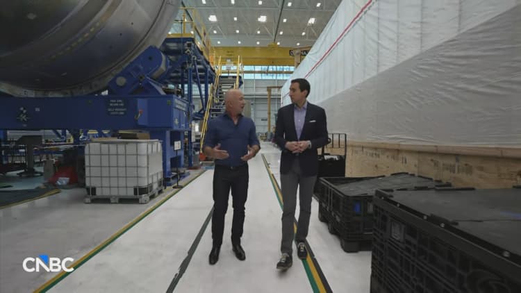 Blue Origin-stigter Jeff Bezos gee CNBC 'n toer deur sy Rocket Park-fabriek