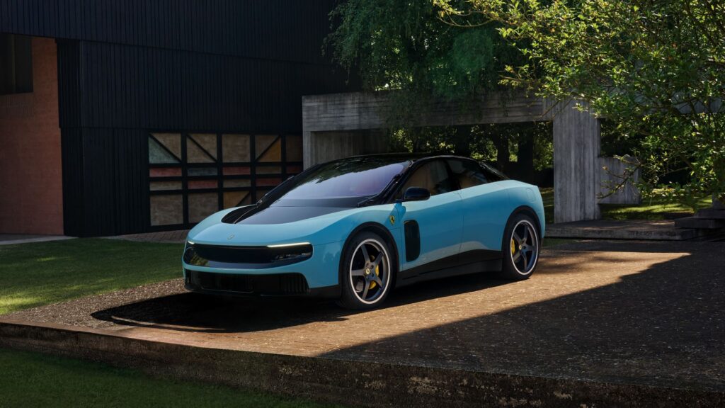 Ferrari-aandele daal nadat luukse motorvervaardiger die eerste volledig elektriese motor onthul het