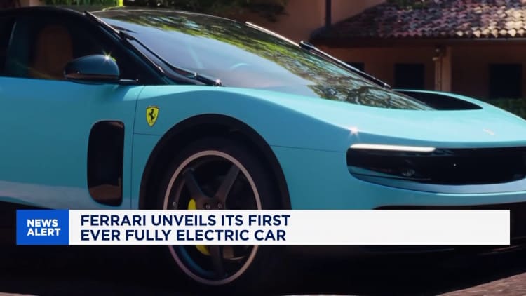 Ferrari-aandele duik nadat hulle eerste elektriese motor onthul het