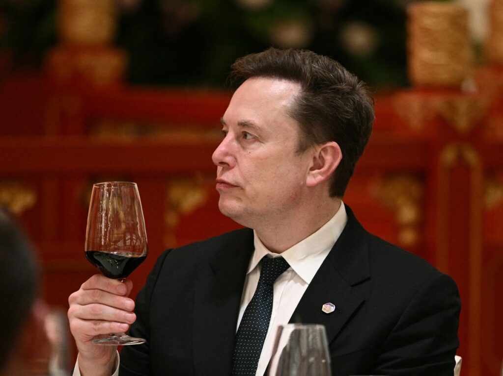 Ons moenie die wêreld se eerste triljoenêr haat nie; ons moet Kanadese aanmoedig om hom na te volg